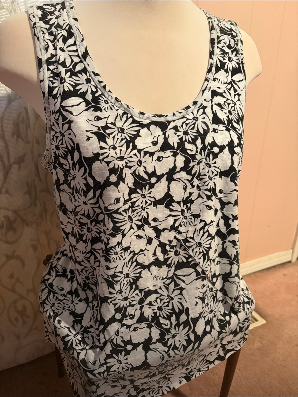 Lord & Taylor Black and White Floral Scoop Neck Tank